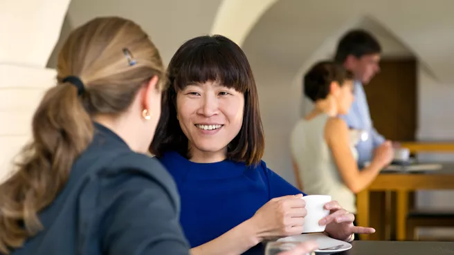 Zwei Frauen sprechen bei einer Tasse Kaffee miteinander
