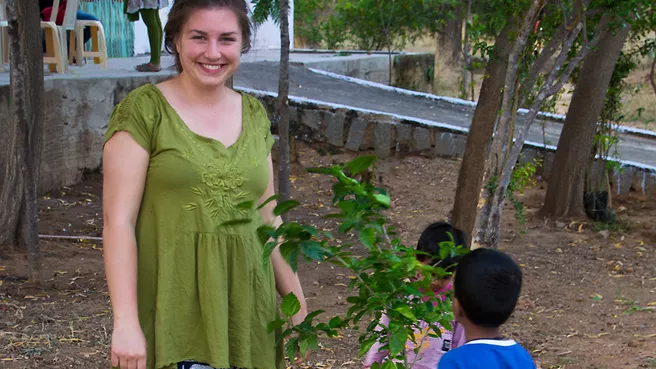 TUM Mitarbeiterin Monja Müller bei ihrer Arbeit für das Projekt Toranam in Indien