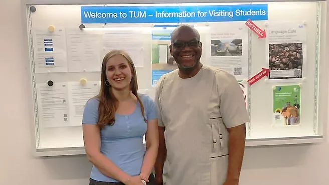 Zwei Kollegen von TUM und KNUST am Hauptcampus in München