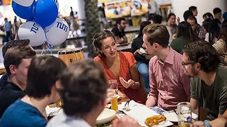 TUM Studierende und Alumni treffen sich beim TUM Asia Alumni Stammtisch